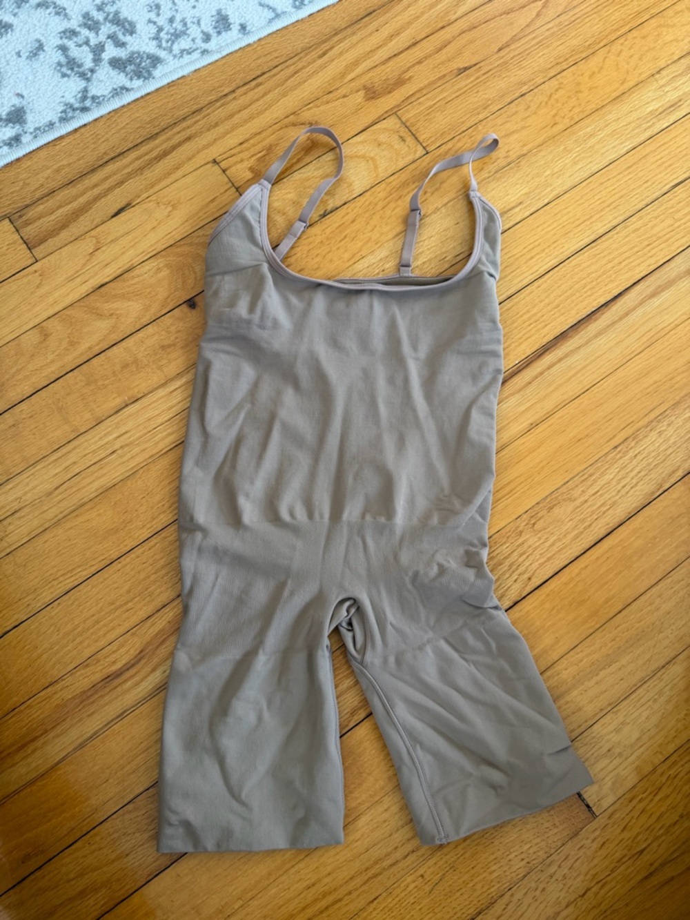 SKIMS sculpting bodysuit mid thigh size M